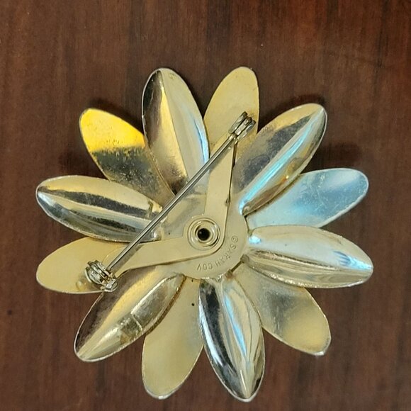 Vintage Sarah Coventry Flower Pin Brooch Gold-Tone Metal Daisy Design 2-Inch Dia - Picture 2 of 5